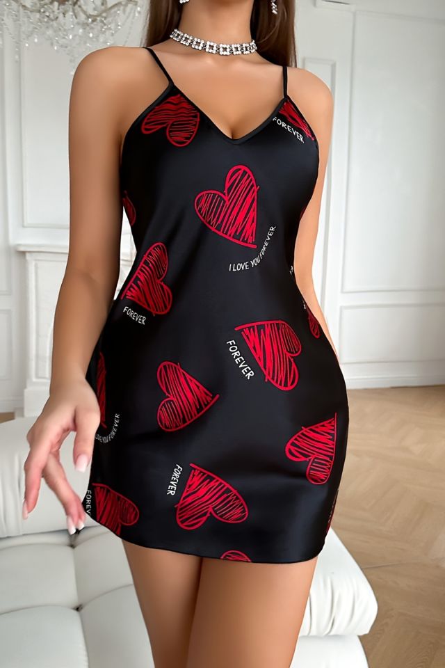 Büyük Kırmızı Kalp Desenli Siyah Saten Gecelik