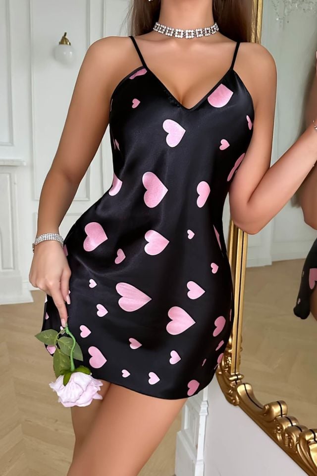 Pembe Kalp Desenli Siyah Saten Gecelik